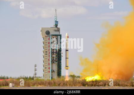 Jiuquan, China. 29th Apr, 2022. (220429) -- JIUQUAN, April 29, 2022 (Xinhua) -- A Long March-2C carrier rocket carrying the satellites, Siwei 01 and 02, blasts off from the Jiuquan Satellite Launch Center in northwest China, April 29, 2022. The satellites were launched at 12:11 p.m. (Beijing Time) on Friday and have entered the planned orbit. (Photo by Wang Jiangbo/Xinhua) Credit: Xinhua/Alamy Live News Stock Photo