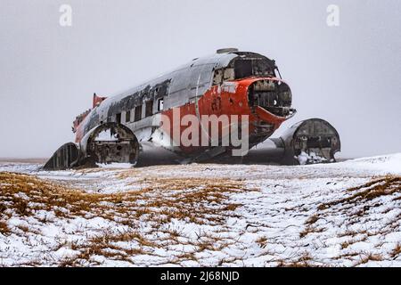 1969 verunglückte Douglas DC-3 (C-47J) in Þórshöfn, Nordost-Island - crashed Douglas DC-3 (C-47J) Stock Photo