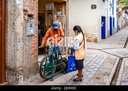 https://l450v.alamy.com/450v/2j68x0c/a-young-man-sharpens-knives-in-the-street-using-an-old-fashioned-knife-sharpener-bicycle-pisac-the-sacred-valley-calca-province-peru-2j68x0c.jpg