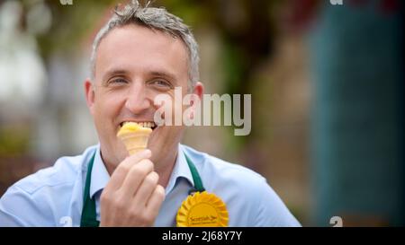 Edinburgh Scotland, UK April 29 2022. Scottish Liberal Democrat leader Alex Cole-Hamilton visits Sprinkles Ice Cream Cafe to show support for small business ahead of the Scottish local council elections. credit sst/alamy live news Stock Photo
