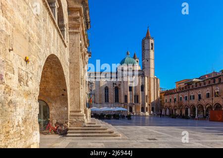 Church of San Francesco, Piazza del Popolo, Ascoli Piceno, Marche, Italy Stock Photo