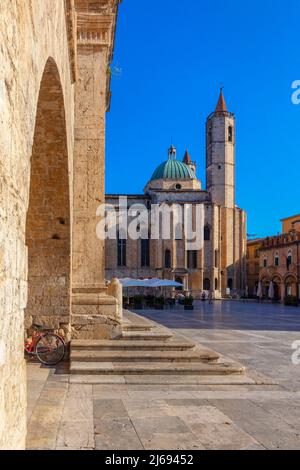 Church of San Francesco, Piazza del Popolo, Ascoli Piceno, Marche, Italy Stock Photo