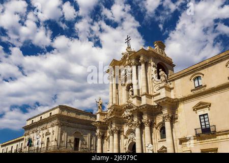 Exterior view of Syracuse Cathedral and Palazzo del Vermexio town hall at Piaza del Duomo in Ortygia, UNESCO World Heritage Site, Syracuse, Sicily