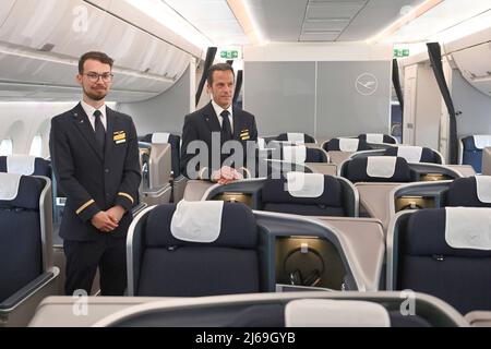 Munich, Germany. 29th Apr, 2022. Flight attendant, stewardess, steward, cabin crew in business class. Lufthansa aircraft christening Airbus A350 MUENCHEN on April 29th, 2022 in the aircraft hangar Flight Operation Center at Franz Josef Strauss Airport in Munich. Credit: dpa picture alliance/Alamy Live News Stock Photo