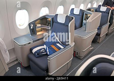 Munich, Germany. 29th Apr, 2022. Empty seats, business class seats. Lufthansa aircraft christening Airbus A350 MUENCHEN on April 29th, 2022 in the aircraft hangar Flight Operation Center at Franz Josef Strauss Airport in Munich. Credit: dpa picture alliance/Alamy Live News Stock Photo