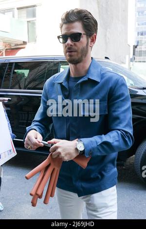 New York, USA. 28th Apr, 2022. Andrew Garfield out and about for Celebrity Candids - THU, , New York, NY April 28, 2022. Photo By: Kristin Callahan/Everett Collection Credit: Everett Collection Inc/Alamy Live News Stock Photo