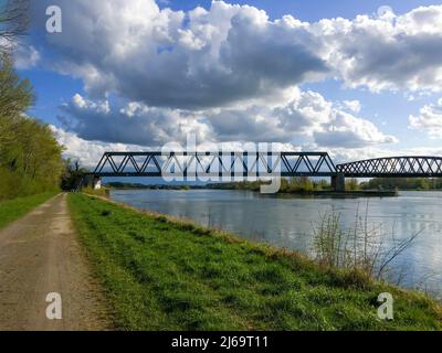 Alte Stahlfachwerk Brücke von Winterdorf über den Rhein nach Frankreich Stock Photo