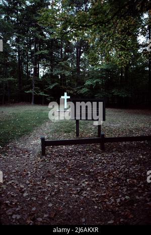 Yorktown, VA U.S.A. 9/1987. Siege of Yorktown. Sep 28, 1781 – Oct 19, 1781.  Cross marks the mass grave site of 50-French soldiers killed during the Siege. Stock Photo