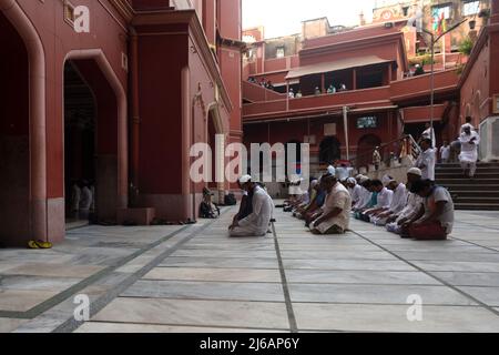 Kolkata, India. 29th Apr, 2022. April 29, 2022, Kolkata, West Bengal, India: Muslims all over the world offered their last Friday (Jumma) prayers of the holy month of Ramadan. This day is called Alvida Jumma or Jamat ul-Vida and is celebrated before Eid al-Fitr, one of the major festivals of the Muslim community. . On April 29, 2022 in Kolkata, India  (Credit Image: © Sukhomoy  Sen/eyepix via ZUMA Press Wire) Credit: ZUMA Press, Inc./Alamy Live News Stock Photo