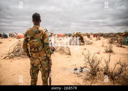 April 14, 2022, Dollow, Jubaland, Somalia: A soldier surveys a camp for displaced people on the outskirts of Dollow, Jubaland. (Credit Image: © Sally Hayden/SOPA Images via ZUMA Press Wire) Stock Photo
