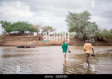 April 14, 2022, Dollow, Jubaland, Somalia: Somalis walk across the Jubba River, in Dollow, Jubaland, southwest Somalia. (Credit Image: © Sally Hayden/SOPA Images via ZUMA Press Wire) Stock Photo
