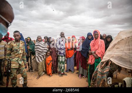 April 14, 2022, Dollow, Jubaland, Somalia: People displaced by Somalia's drought stand around in a camp on the outskirts of Dollow, Jubaland, hoping for aid and assistance. (Credit Image: © Sally Hayden/SOPA Images via ZUMA Press Wire) Stock Photo