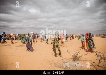 April 14, 2022, Dollow, Jubaland, Somalia: People displaced by Somalia's drought stand around in a camp on the outskirts of Dollow, Jubaland, hoping for aid and assistance. (Credit Image: © Sally Hayden/SOPA Images via ZUMA Press Wire) Stock Photo