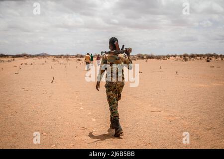 April 14, 2022, Dollow, Jubaland, Somalia: A soldier walks through a camp for displaced people on the outskirts of Dollow, Jubaland. (Credit Image: © Sally Hayden/SOPA Images via ZUMA Press Wire) Stock Photo