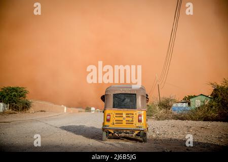 April 14, 2022, Dollow, Jubaland, Somalia: A tuktuk drives during a sandstorm in Dollow, Jubaland, southwest Somalia. (Credit Image: © Sally Hayden/SOPA Images via ZUMA Press Wire) Stock Photo