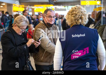 Schiphol, Netherlands. 30th Apr, 2022. 2022-04-30 06:39:15 SCHIPHOL - Schiphol Airport is very busy this weekend. The airport is facing serious staff shortages because there are hundreds of vacancies at the check-in desks, security and in the baggage basement that cannot be filled. ANP EVERT ELZINGA netherlands out - belgium out Credit: ANP/Alamy Live News Stock Photo