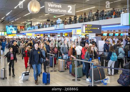 Schiphol, Netherlands. 30th Apr, 2022. 2022-04-30 06:47:16 SCHIPHOL - Schiphol Airport is very busy this weekend. The airport is facing serious staff shortages because there are hundreds of vacancies at the check-in desks, security and in the baggage basement that cannot be filled. ANP EVERT ELZINGA netherlands out - belgium out Credit: ANP/Alamy Live News Stock Photo