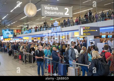 Schiphol, Netherlands. 30th Apr, 2022. 2022-04-30 06:47:35 SCHIPHOL - Schiphol Airport is very busy this weekend. The airport is facing serious staff shortages because there are hundreds of vacancies at the check-in desks, security and in the baggage basement that cannot be filled. ANP EVERT ELZINGA netherlands out - belgium out Credit: ANP/Alamy Live News Stock Photo