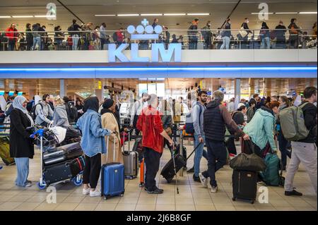 Schiphol, Netherlands. 30th Apr, 2022. 2022-04-30 06:50:04 SCHIPHOL - Schiphol Airport is very busy this weekend. The airport is facing serious staff shortages because there are hundreds of vacancies at the check-in desks, security and in the baggage basement that cannot be filled. ANP EVERT ELZINGA netherlands out - belgium out Credit: ANP/Alamy Live News Stock Photo