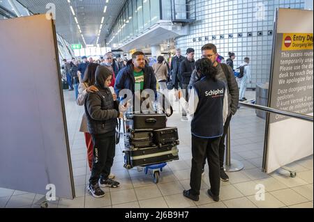 Schiphol, Netherlands. 30th Apr, 2022. 2022-04-30 07:10:10 SCHIPHOL - Schiphol Airport is very busy this weekend. The airport is facing serious staff shortages because there are hundreds of vacancies at the check-in desks, security and in the baggage basement that cannot be filled. ANP EVERT ELZINGA netherlands out - belgium out Credit: ANP/Alamy Live News Stock Photo