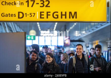 Schiphol, Netherlands. 30th Apr, 2022. 2022-04-30 07:11:27 SCHIPHOL - Schiphol Airport is very busy this weekend. The airport is facing serious staff shortages because there are hundreds of vacancies at the check-in desks, security and in the baggage basement that cannot be filled. ANP EVERT ELZINGA netherlands out - belgium out Credit: ANP/Alamy Live News Stock Photo