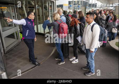 Schiphol, Netherlands. 30th Apr, 2022. 2022-04-30 07:30:29 SCHIPHOL - Schiphol Airport is very busy this weekend. The airport is facing serious staff shortages because there are hundreds of vacancies at the check-in desks, security and in the baggage basement that cannot be filled. ANP EVERT ELZINGA netherlands out - belgium out Credit: ANP/Alamy Live News Stock Photo