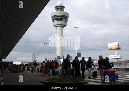 Schiphol, Netherlands. 30th Apr, 2022. 2022-04-30 07:40:29 SCHIPHOL - Schiphol Airport is very busy this weekend. The airport is facing serious staff shortages because there are hundreds of vacancies at the check-in desks, security and in the baggage basement that cannot be filled. ANP EVERT ELZINGA netherlands out - belgium out Credit: ANP/Alamy Live News Stock Photo