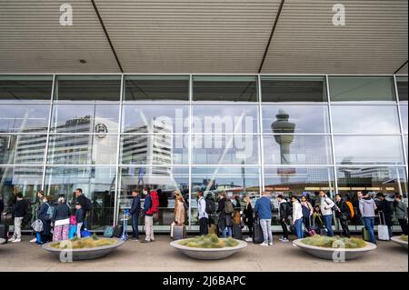 Schiphol, Netherlands. 30th Apr, 2022. 2022-04-30 07:32:58 SCHIPHOL - Schiphol Airport is very busy this weekend. The airport is facing serious staff shortages because there are hundreds of vacancies at the check-in desks, security and in the baggage basement that cannot be filled. ANP EVERT ELZINGA netherlands out - belgium out Credit: ANP/Alamy Live News Stock Photo