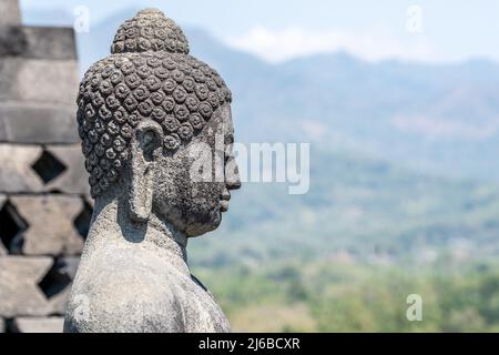 The Borobudur is a Buddhist shrine 40 km northwest of Yogyakarta in the province of Central Java, in the center of the Indonesian island of Java. Besi Stock Photo