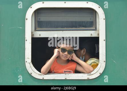 (220430) -- DHAKA, April 30, 2022 (Xinhua) -- Photo taken on April 29, 2022 shows a child on a train in Dhaka, Bangladesh. As Eid al-Fitr approaches, hundreds of thousands of Dhaka dwellers have streamed out of the city to join the festival with their kith and kin in village homes. (Xinhua) Stock Photo