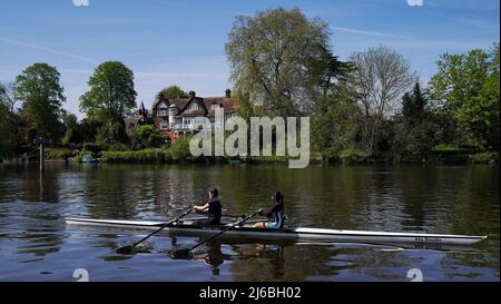 Rowers travel along the River Thames near Maidenhead, Berkshire. Picture date: Saturday April 30, 2022. Stock Photo