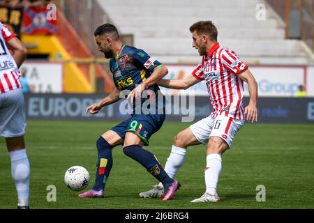 Romeo Menti stadium, Vicenza, Italy, April 30, 2022, Lecce's Massimo Coda in action against Vicenza's Loris Zonta  during  LR Vicenza vs US Lecce - Italian soccer Serie B match Stock Photo