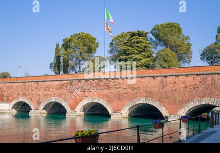 Italy, Peschiera del Garda, the ancient Voltoni bridge on the Inner canal (Canalr di Mezzo) Stock Photo