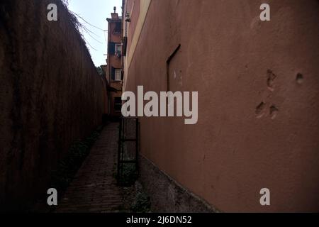 Narrow alley at the entrance of a building at dusk Stock Photo