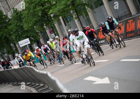 01 May 2022, Hessen, Frankfurt/Main: Cycling: amateur cyclists race on the road at the ·KODA Velotour, an everyman race before the UCI WorldTour race Eschborn - Frankfurt. Photo: Sebastian Gollnow/dpa Stock Photo