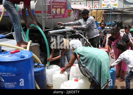 May 1, 2022, New Delhi, New Delhi, India: Residents collect drinking water from a tank on a hot summer day. (Credit Image: ©  Karma Sonam Bhutia/ZUMA Press Wire) Stock Photo