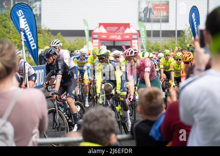 01 May 2022, Hessen, Eschborn: Cycling: UCI WorldTour - Eschborn - Frankfurt (185 km). Riders start behind spectators. Photo: Sebastian Gollnow/dpa Stock Photo