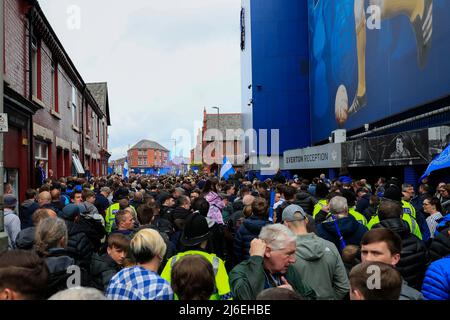 Everton fans gather outside Goodison Park awaiting the arrival of the team bus in Liverpool, United Kingdom on 5/1/2022. (Photo by Conor Molloy/News Images/Sipa USA) Stock Photo