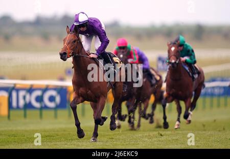 Miami Girl ridden by jockey Rossa Ryan on their way to winning the Best Odds On The Betfair Exchange British EBF Maiden Stakes on day three of the QIPCO Guineas Festival at Newmarket Racecourse, Newmarket. Picture date: Sunday May 1, 2022. Stock Photo