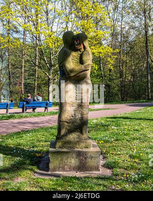 Couple - Sandstone sculpture By Syrian Sculptor Mohamed Ali, Fennpfuhlpark Lichtenberg,Berlin Stock Photo