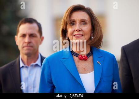 Kyiv, Ukraine. 01st May, 2022. Speaker of the U.S. House of Representatives Nancy Pelosi arrives with a congressional delegation to meet with Ukrainian President Volodymyr Zelenskyy, at the Mariyinsky palace, May 1, 2022 in Kyiv, Ukraine. Pelosi is the highest ranking elected U.S. official to visit Kyiv since the Russian invasion. Credit: Ukraine Presidency/Ukraine Presidency/Alamy Live News Stock Photo