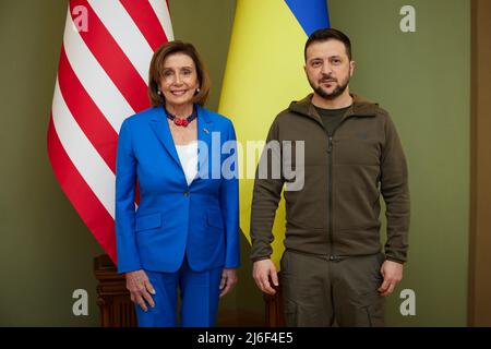 Kyiv, Ukraine. 01st May, 2022. Ukrainian President Volodymyr Zelenskyy, right, poses with Speaker of the U.S. House of Representatives Nancy Pelosi at the Mariyinsky palace, May 1, 2022 in Kyiv, Ukraine. Pelosi is the highest ranking elected U.S. official to visit Kyiv since the Russian invasion. Credit: Ukraine Presidency/Ukraine Presidency/Alamy Live News Stock Photo