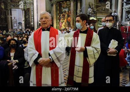 Naples, Italy - April 30,2022 : The procession of the Bust of San Gennaro , Patron of Naples, and ampoules containing the blood of the martyr,back after three years in the streets of the historic center of Naples on Saturday, April 30, 2022.The route takes place from the Cathedral of Naples to the Basilica of Santa Chiara. The saint’s blood melted at 17:00,00 in the afternoon.During the journey the parish priests of the territories crossed by the procession welcome the Saint with the sound of the bells and with the offering of incense.The case containing the blood of the martyr was in the hand Stock Photo