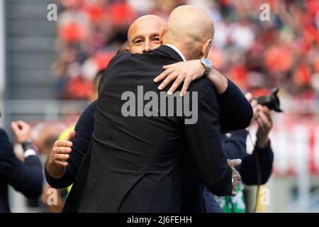 Milan, Italy. 01st May, 2022. Vincenzo Italiano , head coach of Afc  Fiorentina looks on during the Serie A match between Ac Milan and Acf  Fiorentina at Stadio Giuseppe Meazza on May,1