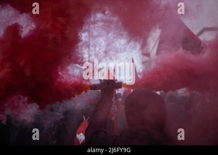 01 May 2022, Hessen, Frankfurt/Main: Participants of a demonstration burn pyrotechnics. In the evening, an alliance of several left-wing organizations demonstrated in Frankfurt am Main. Photo: Hannes P. Albert/dpa Stock Photo