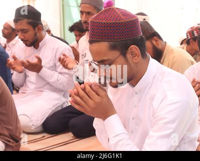 April 29, 2022, Beawar, Rajasthan, India: Muslim devotees offer prayers on the last Friday of the holy month of Ramadan at Jama Masjid in Beawar. (Credit Image: © Sumit Saraswat/Pacific Press via ZUMA Press Wire) Stock Photo