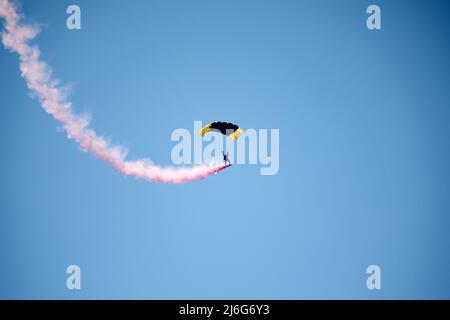 Fort Lauderdale, FL, USA. 1st May 2022. 2022 Fort Lauderdale Air Show. Air Show  returns to Fort Lauderdale on April 30 – May 1, 2022 as the Fort Lauderdale Air Show soars once again featuring the U.S. Air Force Thunderbirds. U.S. Air Force fighter jet demonstration teams aboard the F-22 Raptor, F-35 Lighting II, F-16 Viper and A-10 Thunderbolt II. Credit: Yaroslav Sabitov/YES Market Media/Alamy Live News Stock Photo