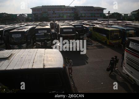 May 1, 2022, Bekasi, West Java, Indonesia: Atmosphere at the Main Bus Terminal of Bekasi City, West Java, Indonesia. Homecomers who arrive at the bus terminal are fairly quiet ahead of the D-1 Eid al-Fitr 2022. The Eid homecoming trip in 2022 is again carried out. President Joko Widodo (Jokowi) has allowed the Indonesian people to go home for Eid in 2022 amid the Covid-19 pandemic. This year's Eid homecoming tradition is the first time homecoming for Indonesian citizens after the previous 2 years being banned due to the high number of Covid-19 cases. this Eid homecoming permit was enthusiastic Stock Photo