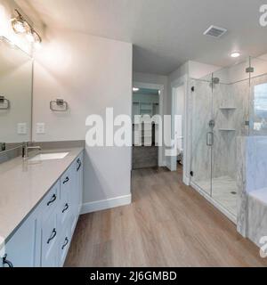 Square Large modern contemporary bathroom design with picture window with a view of the neighborhood Stock Photo