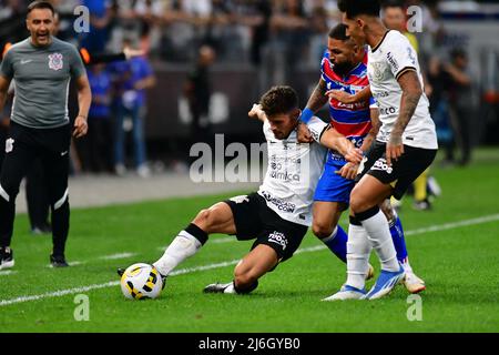 SÃO PAULO, BRASIL - MAY 1: Rafael Ramos of S.C. Corinthians fights for the ball with Romarinho of Fortaleza during Campeonato Brasileiro Série A 2022 match between S.C. Corinthians and Fortaleza at Neo Quimica Arena on May 1, 2022 in Sao Paulo, Brazil. (Photo by Leandro Bernardes/PxImages) Stock Photo